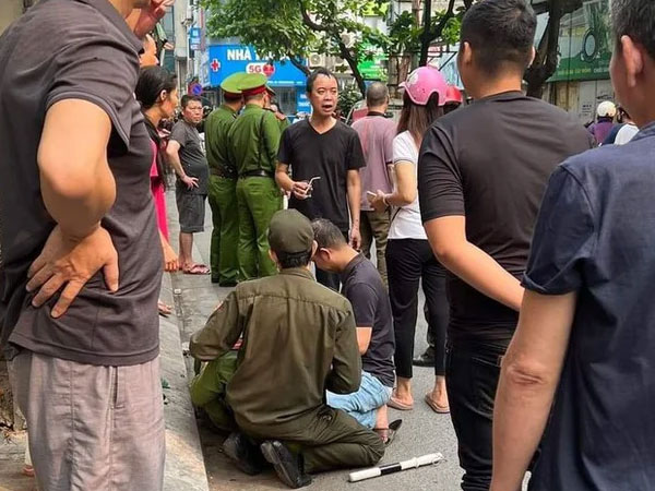 Truy tìm tài xế ô tô hất văng cán bộ công an phường lên nắp capo