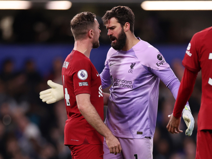 Sao Liverpool suýt tẩn nhau trên sân