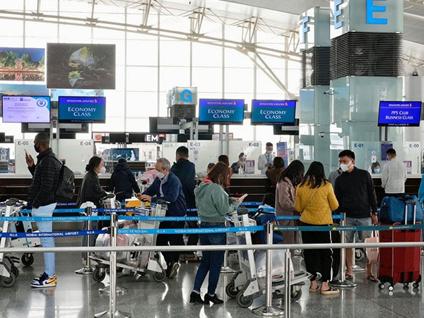 Khách ngoại quốc nhảy từ tầng 3 nhà ga sân bay Nội Bài đã tử vong