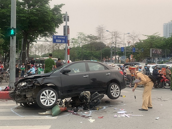 Vụ ô tô đâm loạt xe máy ở Hà Nội: Một bé 3 tuổi bị chấn thương rất nặng