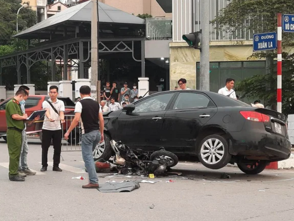 Tài xế 'xe điên' tông vào 17 xe máy khi đang chở vợ đi khám bệnh trở về