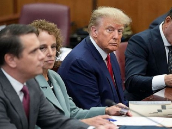 Cựu Tổng thống Donald Trump đến tòa, phủ nhận 34 tội danh