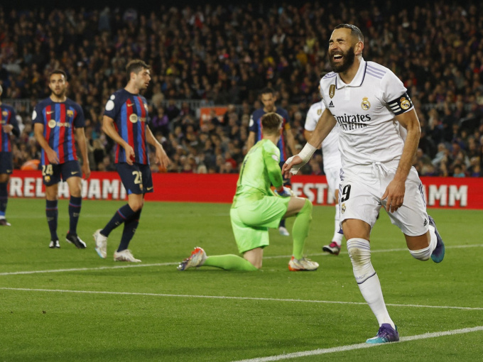 Benzema đi vào lịch sử với hat-trick hạ Barca