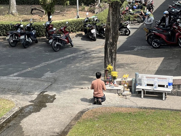Người cha từng quỳ dưới tượng Phật cả tiếng trong bệnh viện mong con qua khỏi cơn bạo bệnh: Quá hạnh phúc khi con trở về!