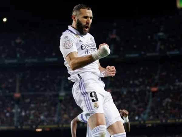 Benzema lập hat-trick, Real hủy diệt Barca ngay tại Nou Camp