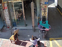 Bé gái mới tập đi tự lái xe đạp điện lao vào cánh cửa kính khiến mảnh vỡ rơi khắp người