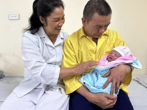 Bà nội 51 tuổi bỗng thấy trong bụng có gì đạp đạp, không ngờ mang bầu và sinh thường bé nặng 3,2kg