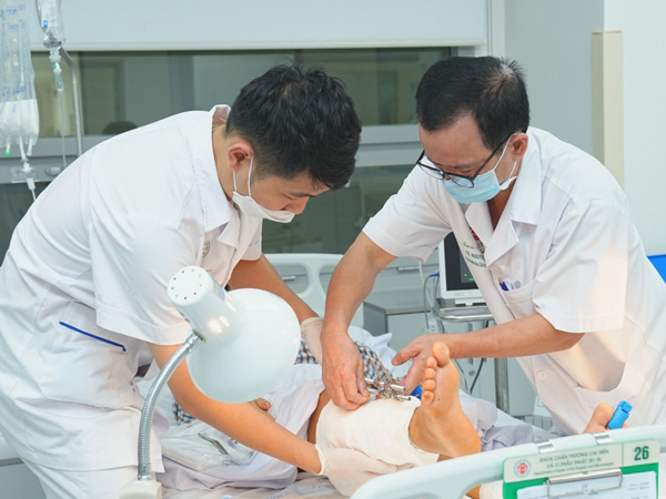 Người đàn ông đi cấp cứu với 2 cẳng chân đứt lìa, bọc trong thùng đá