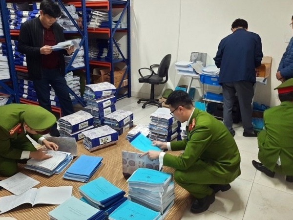 Tạm giữ hai đăng kiểm viên ở Hải Dương liên quan đăng kiểm phương tiện thủy nội địa
