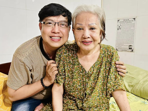 Nghệ sĩ Hồng Nga tuổi 77 bị lẫn, hạn chế ra đường vì sợ YouTuber