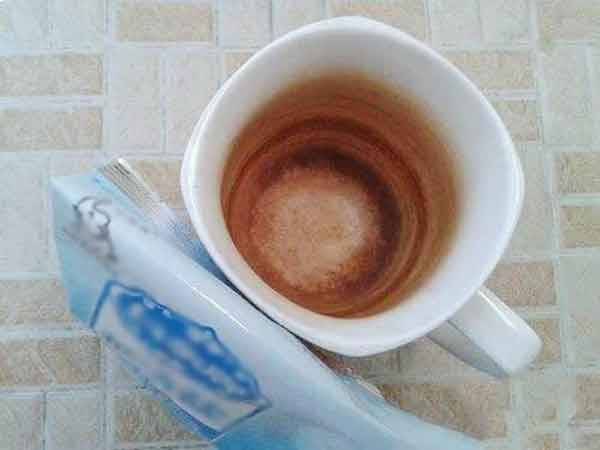 Uống trà lâu ngày cốc cáu vàng khó rửa, đem ngâm trong loại nước này mấy phút sau lại như mới