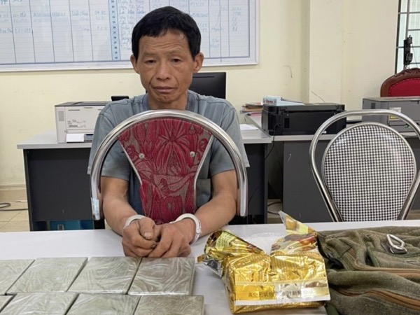 Vận chuyển 8 bánh heroin lấy 18 triệu đồng tiền công