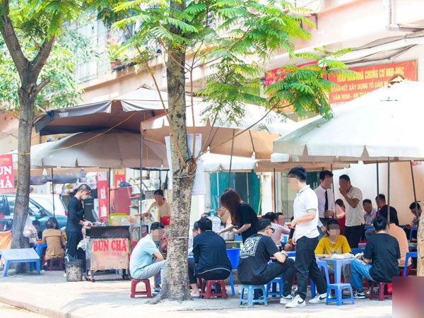 Nhiều nơi ở Hà Nội lại để mất vỉa hè sau 1 tháng ra quân