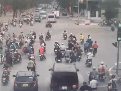 Nhầm chân phanh với chân ga gây tai nạn liên hoàn, cần xem lại công tác đào tạo?