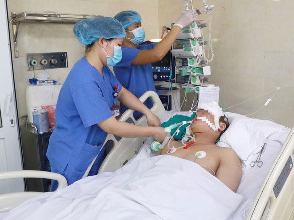 Vụ xe 'điên' tông xe máy: Mẹ bé gái 3 tuổi bị chấn thương nặng