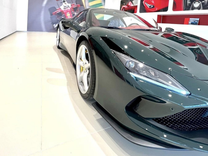 Ferrari F8 Spider hơn 23 tỷ 'xanh vỏ, đỏ lòng' của đại gia Việt