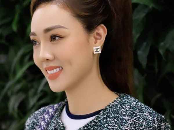 Than buồn vì hết tiền, vợ trẻ kém 15 tuổi của NSND Công Lý vẫn có BST đồ hiệu đắt đỏ, sang lấn át cả Á hậu VTV
