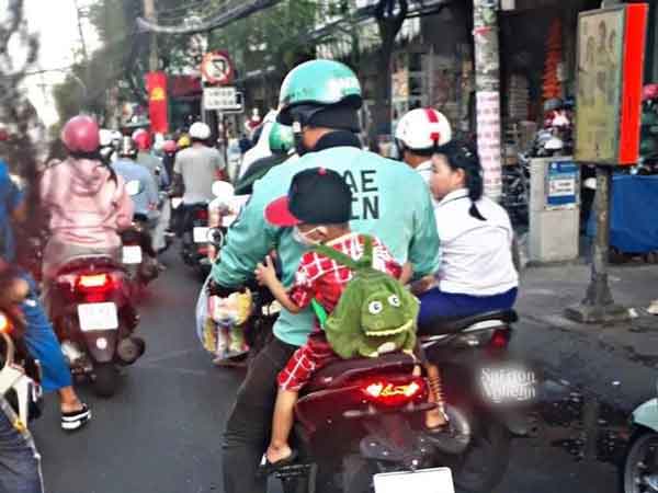 Giữa dòng người kẹt xe, cậu bé nhỏ xíu ngồi sau lưng ba nói một câu khiến 'mọi thứ như dịu lại'