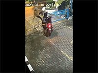 Khó hiểu với hai thanh niên đi xe máy khi gặp rào chắn trong khu dân cư