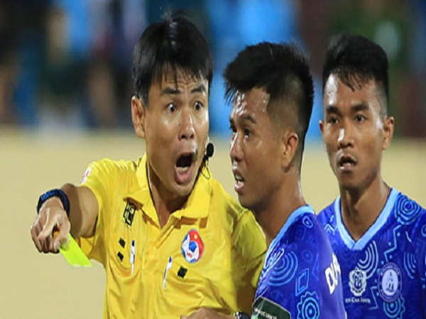 Trọng tài thổi phạt đền tranh cãi trận Nam Định vs Khánh Hoà từng bị treo còi vĩnh viễn ở V.League