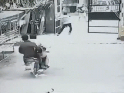 Clip: Bảo vệ nhanh trí đóng cửa cổng ngăn 2 tên trộm xe máy tẩu thoát