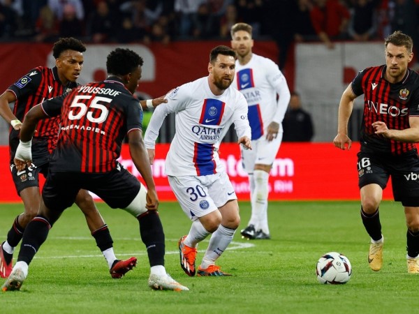 Ghi bàn giúp PSG đánh bại Nice, Messi vượt kỷ lục của Ronaldo
