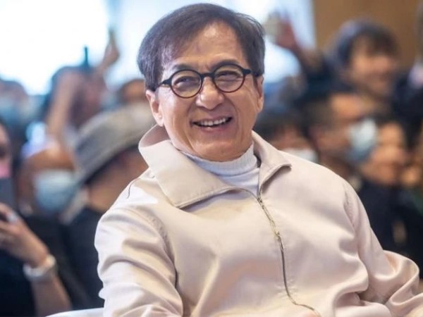 Thành Long đứng trước nguy cơ bị giòn xương, có thể phải ngồi xe lăn