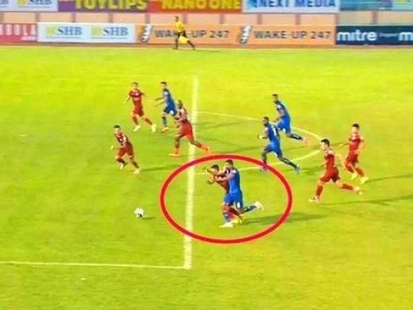 Bất thường trong việc xếp trọng tài bắt trận TPHCM và Hà Nội: Liệu có bị ai thao túng?