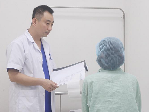 Mở khăn che mắt khi đang nâng ngực, người phụ nữ phát hiện bị tiêm chất lạ