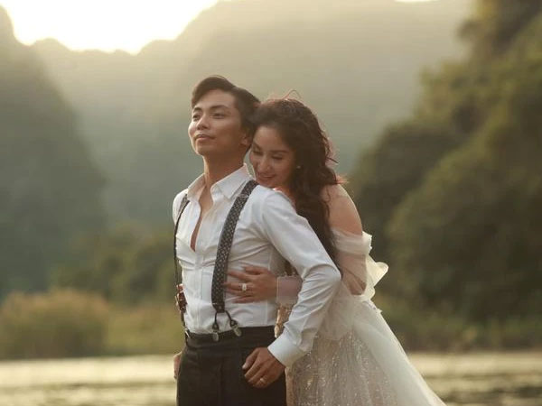 Phan Hiển lên tiếng bảo vệ Khánh Thi khi bị chê 'làm màu' vì mang giày cho vợ