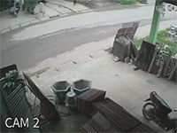 Trêu chó gặp phải chó dữ, thanh niên hoảng hốt phải nhờ người cứu trợ