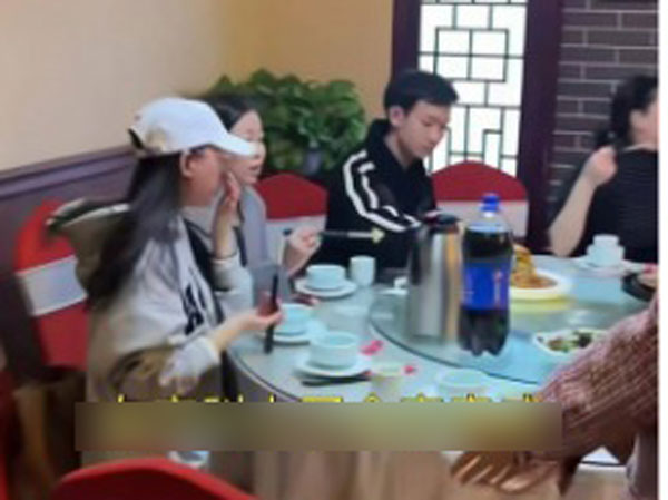 Cô gái kéo họ hàng đi ăn cùng trong lần đầu hẹn hò