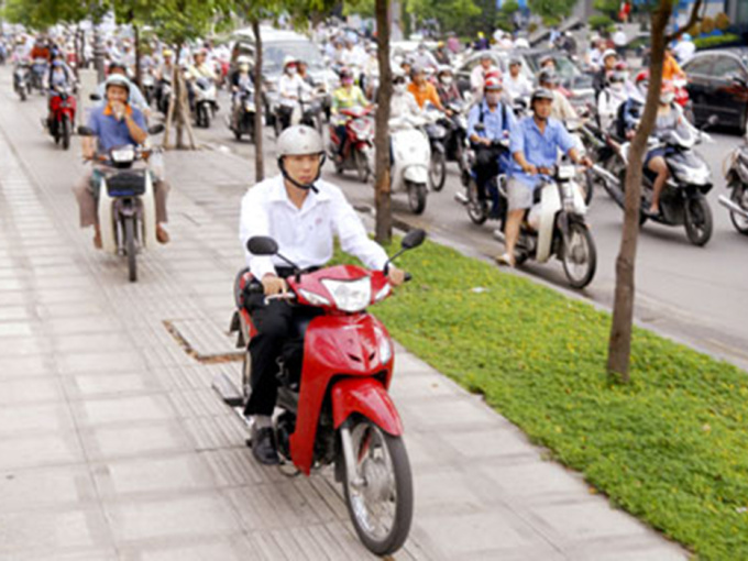 Ô tô, xe máy đua nhau đi lên vỉa hè trên phố Hà Nội