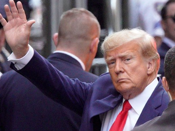 Ông Trump quay lại New York, 'đấu' tiếp với tổng chưởng lý bang?