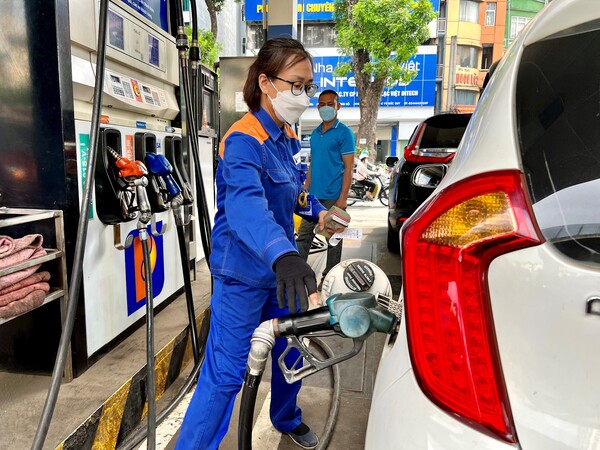 Giá xăng dầu đồng loạt tăng mạnh