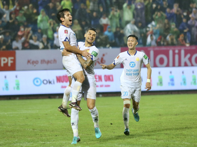 Hồng Duy lập đại công, Nam Định thắng nghẹt thở SLNA để lên đầu bảng V.League