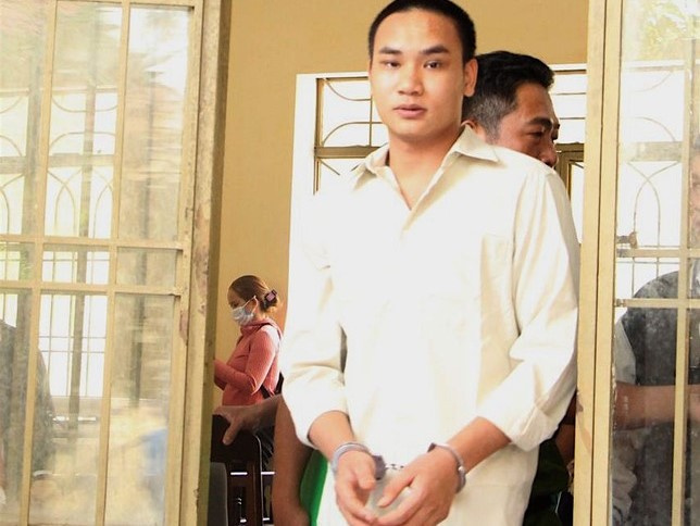 Thanh niên đâm chết hàng xóm vì được khuyên 'uống ít bia'