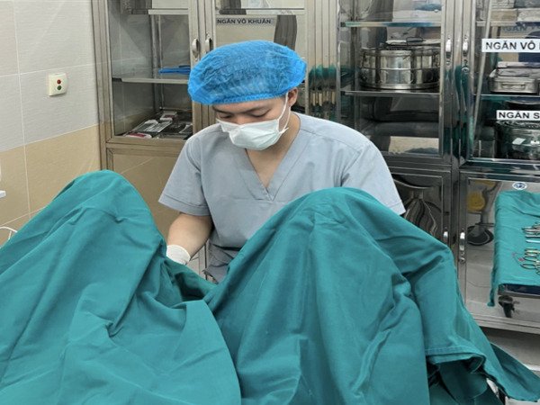 Người phụ nữ cầu cứu bác sĩ sau 3 ngày thu hẹp 'cô bé'