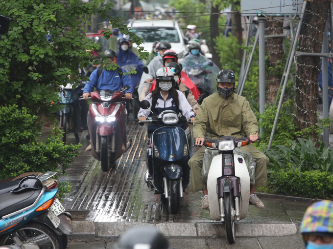 Các ngả đường Hà Nội rối loạn trong mưa