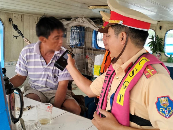 Thuyền viên ở Vĩnh Phúc bị phạt vi phạm nồng độ cồn 'kịch khung'