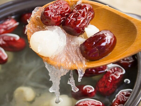 Nữ bệnh nhân ở Hà Nội thủng ruột do ăn món yến hầm táo đỏ 'quên' nhằn hạt