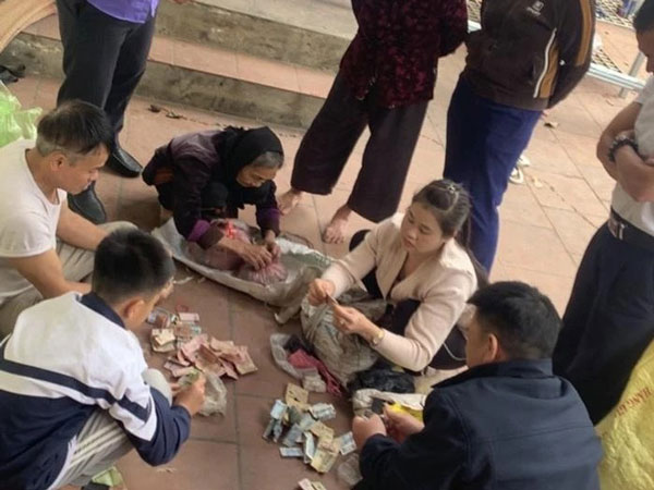 Phát hiện nhiều bọc nilon của cụ bà 90 tuổi bỏ quên, con cháu mở ra liền ngỡ ngàng trước 'kho báu'