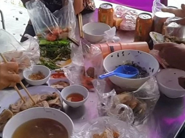 Con trai vứt túi thịt, cầu xin mẹ đi ăn cỗ đừng lấy phần