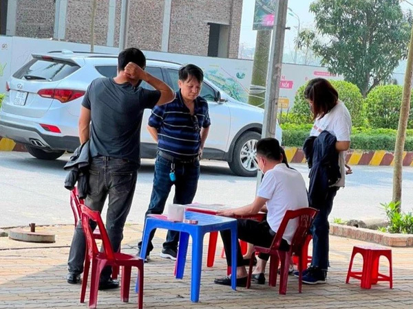 Động thái 'lạ' của nhà đầu tư: Người chọn 'ôm tiền' chờ đất giảm giá, người tích cực đi 'săn' hàng cắt lỗ