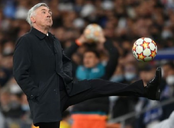 CĐV ngưỡng mộ kỹ năng xử lý bóng của HLV Ancelotti