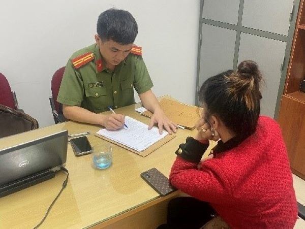 Bị phạt vì không đội mũ bảo hiểm, cô gái về viết 'tút' xúc phạm công an