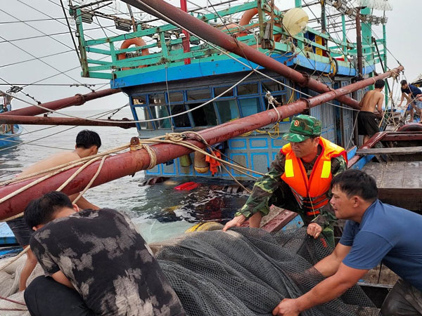 Chìm tàu cá, kịp thời cứu sống 6 ngư dân ở Quảng Bình