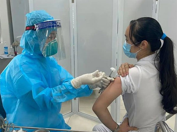 Số ca Covid-19 bất ngờ tăng mạnh, có cần tiêm lại vắc xin?