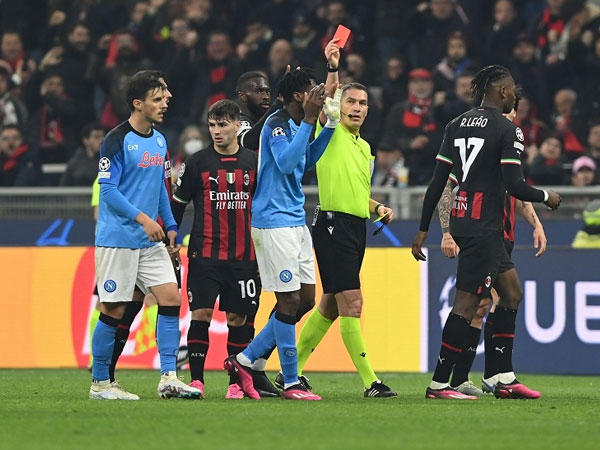 Milan đánh bại Napoli để giành lợi thế sau tứ kết lượt đi Champions League