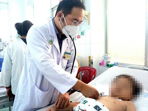 Uống thuốc hạ sốt quá liều, bé trai 8 tuổi nguy kịch
